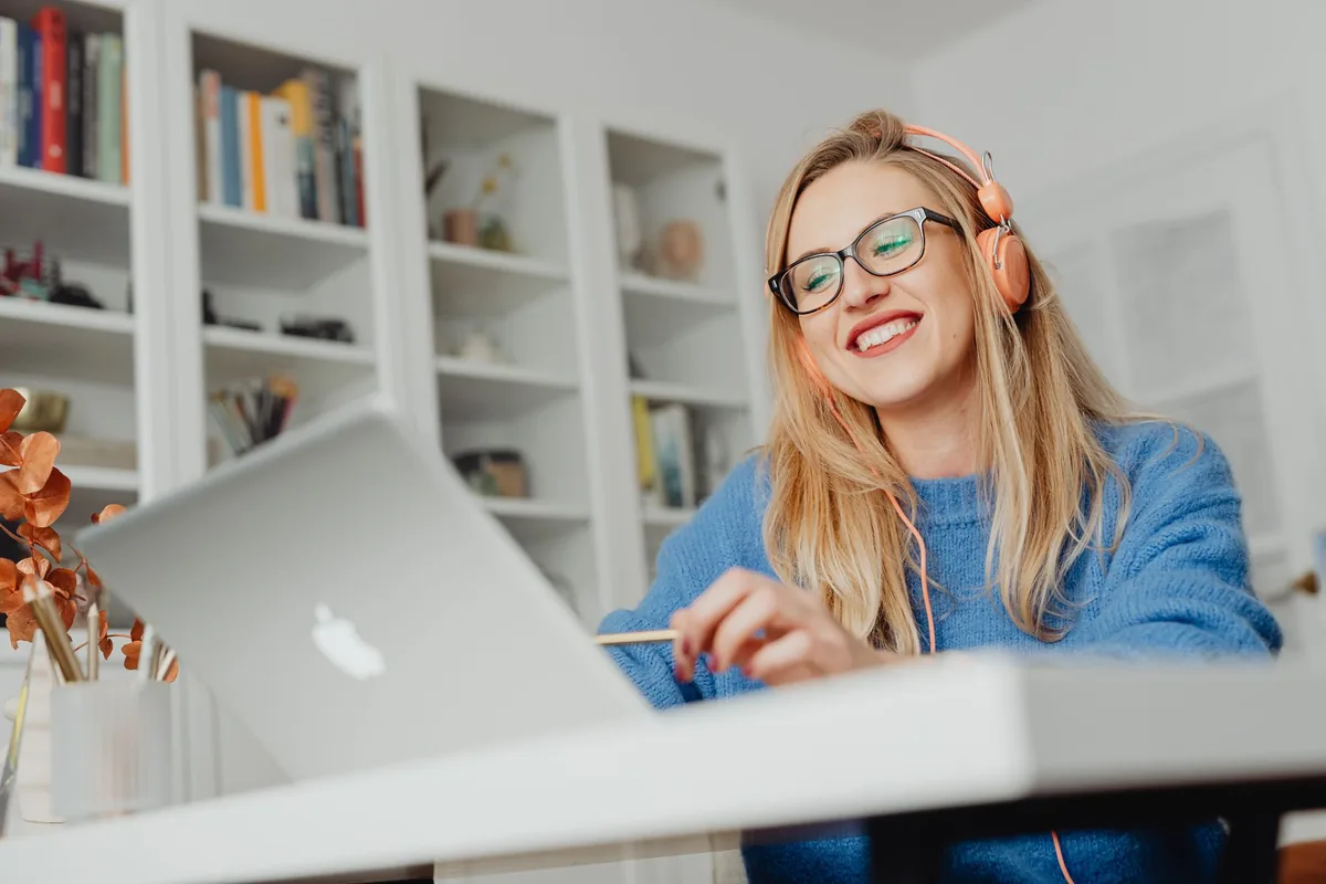 Teilnehmerin lernt am Laptop von zu Hause
